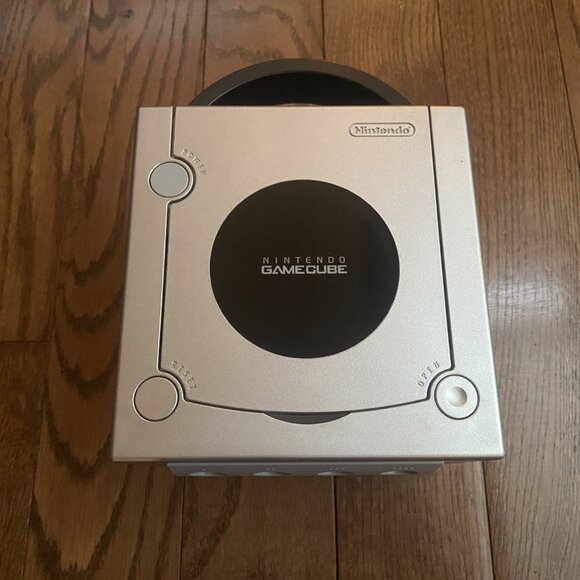 Nintendo GameCube Silver Bundle with Two Controllers Plus - Picture 2 of 5
